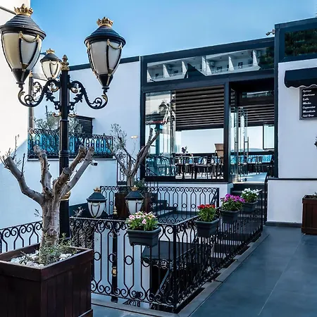 Отель Art & Interiors 2*