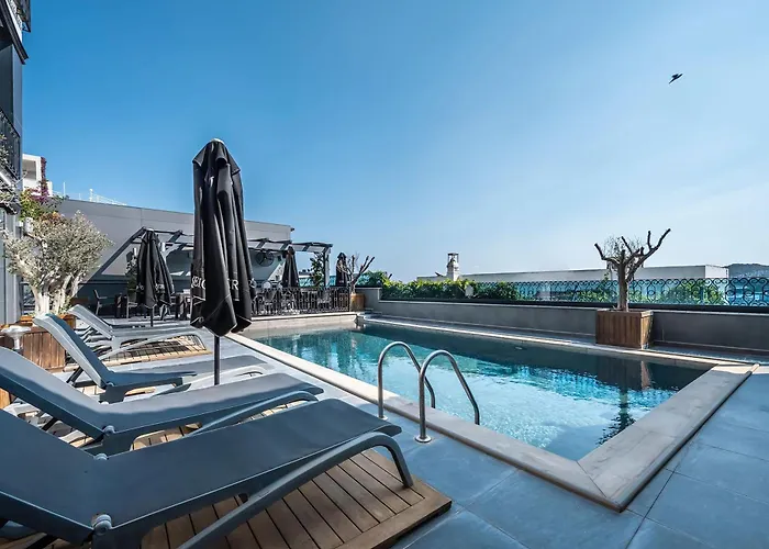 Отель Art & Interiors 2*