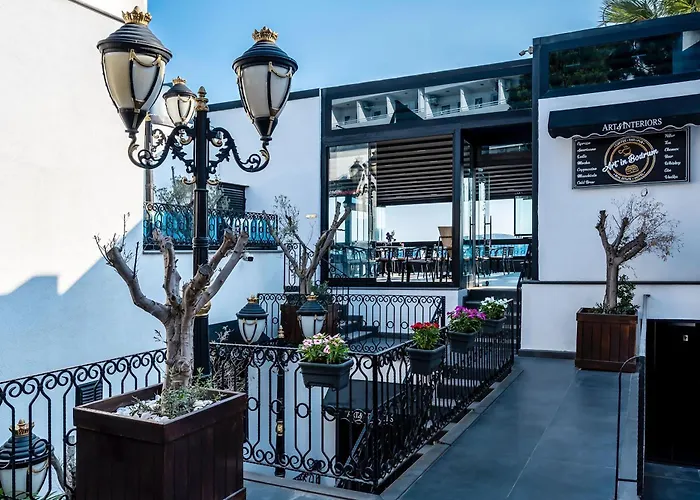 Отель Art & Interiors 2*