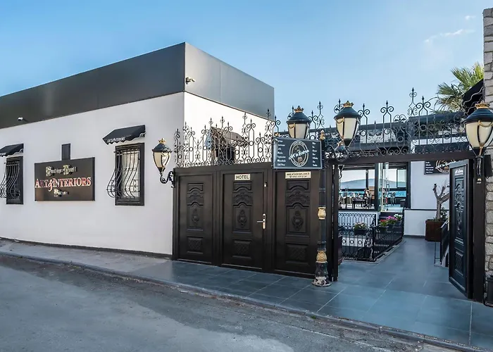 Отель Art & Interiors