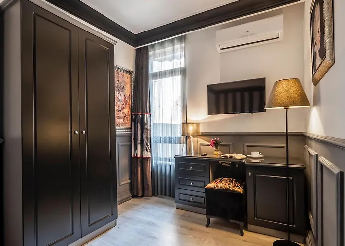 Art & Interiors