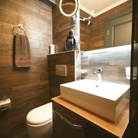 Отель Art & Interiors 2*