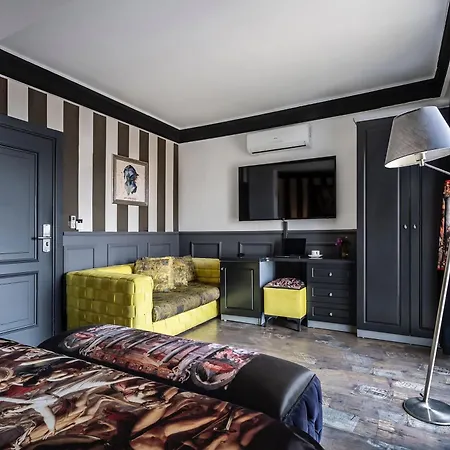 Отель Art & Interiors