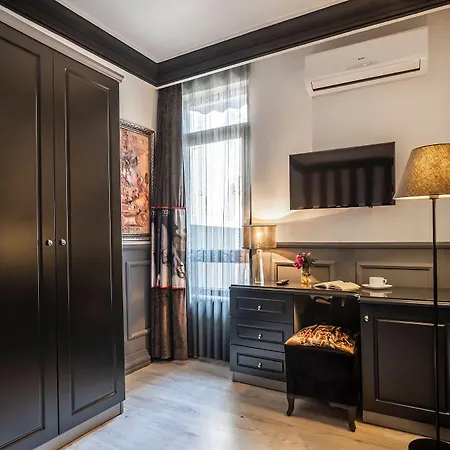 Art & Interiors