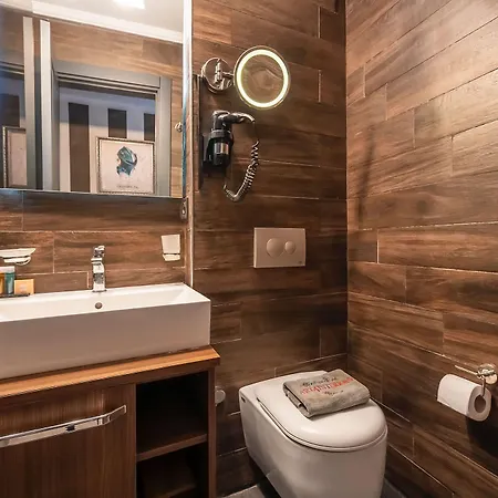 ホテル Art & Interiors 2*